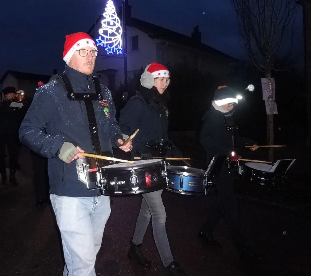 Un percussionniste jouant au sein de l’ensemble, vu de face — le cortège de Saint-Nicolas, 30 novembre 2025