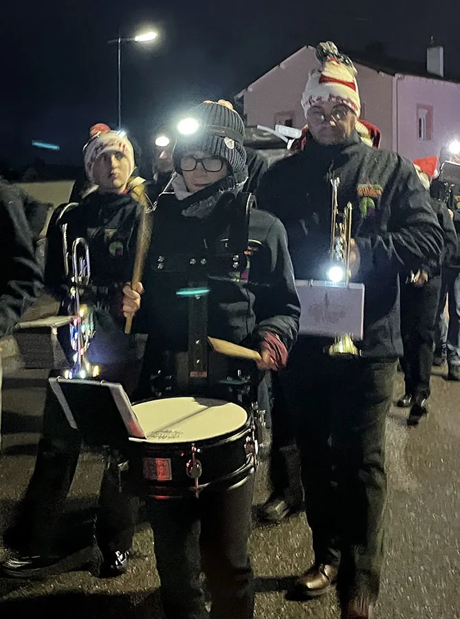 Un percussionniste jouant au sein de l’ensemble, pendant l’interprétation — le cortège de Saint-Nicolas, 30 novembre 2025