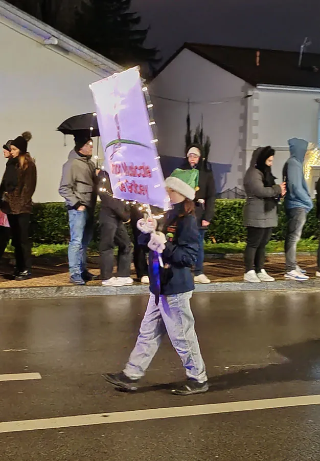Un porte-bannière de l’Union Musicale de Golbey ouvrant le cortège — le cortège de Saint-Nicolas, 30 novembre 2025