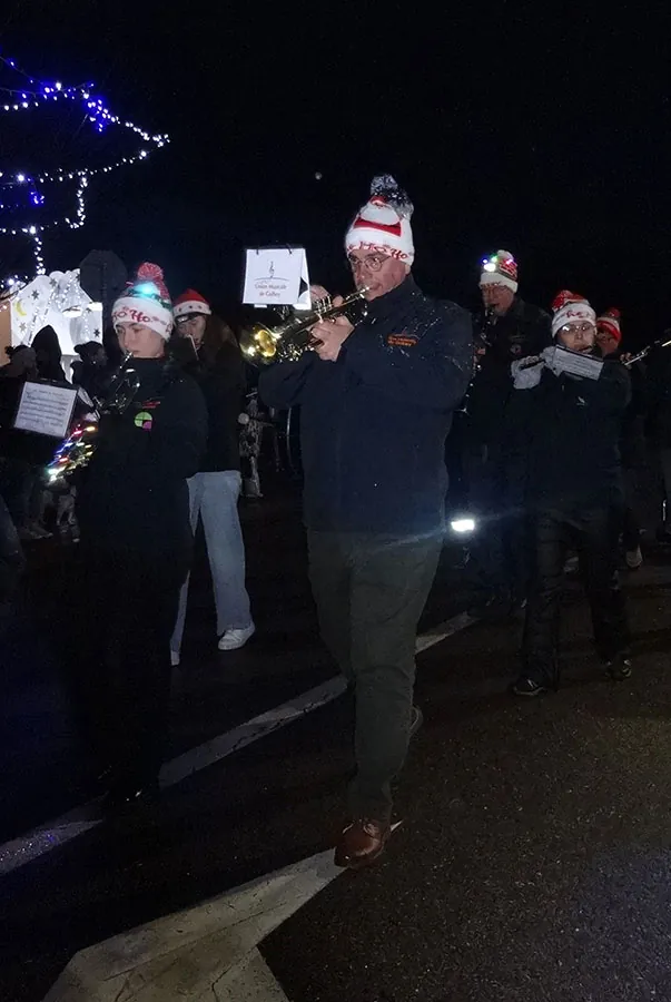 Un trompettiste en train de jouer, en plan rapproché — le cortège de Saint-Nicolas, 30 novembre 2025