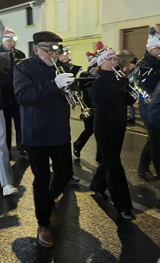 Un trompettiste en train de jouer, vu de face — le cortège de Saint-Nicolas, 30 novembre 2025