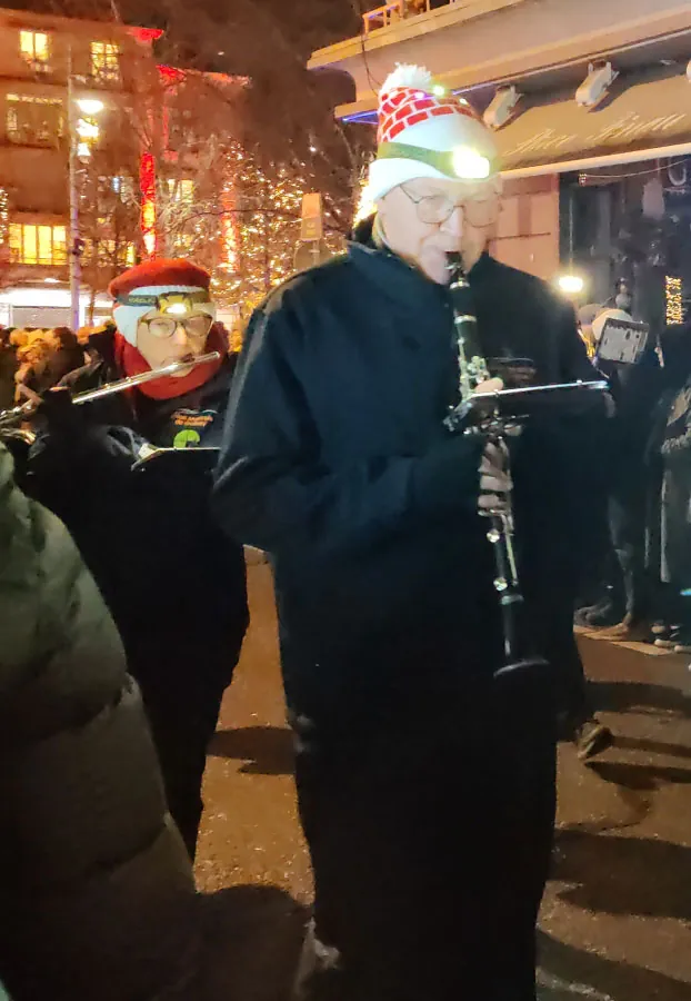 Un clarinettiste jouant devant son pupitre, vu de face — le défilé de Saint-Nicolas, 6 décembre 2025
