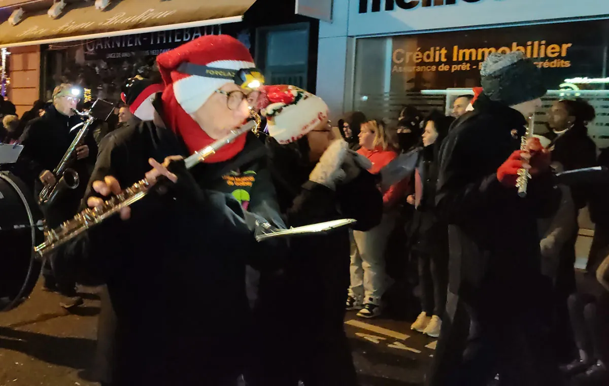 Plusieurs flûtistes jouant ensemble — le défilé de Saint-Nicolas, 6 décembre 2025