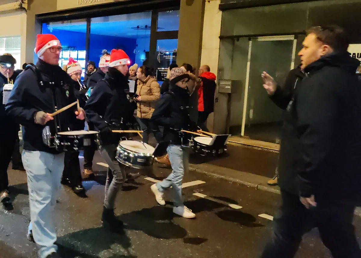 Un percussionniste jouant au sein de l’ensemble, en plan rapproché — le défilé de Saint-Nicolas, 6 décembre 2025