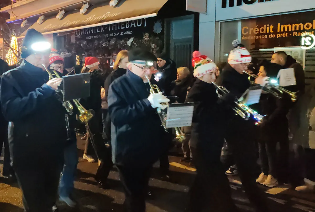 Le pupitre de trompettes en marche au milieu du public — le défilé de Saint-Nicolas, 6 décembre 2025
