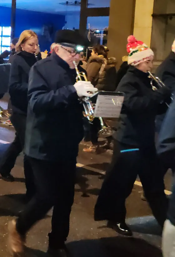 Des trompettistes de l’harmonie jouant côte à côte dans le cortège — le défilé de Saint-Nicolas, 6 décembre 2025