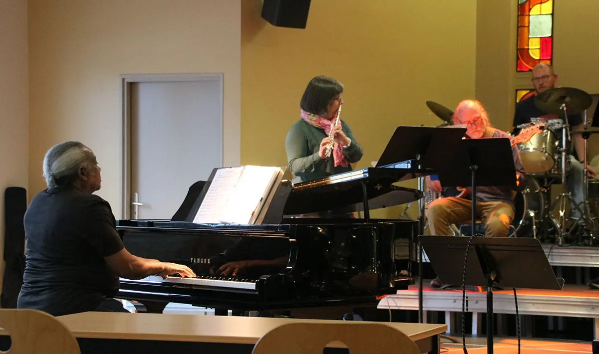 Une pianiste accompagnant une flûtiste avec le bassiste et la batterie à l’arrière-plan — une jam session de l’atelier jazz, 19 mai 2026
