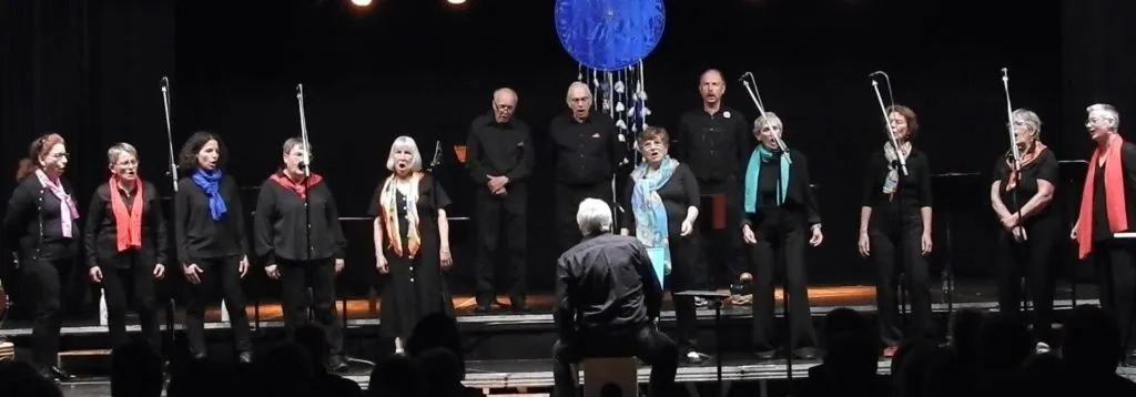 Artistes et choristes saluant le public au Festival Chant Chorale 2025 à Golbey