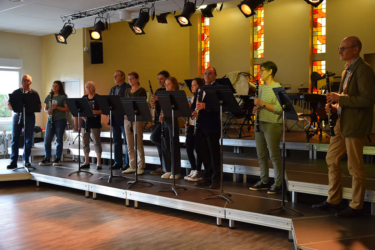 Un ensemble de clarinettistes jouant ensemble derrière leurs pupitres — les auditions de juin 2024