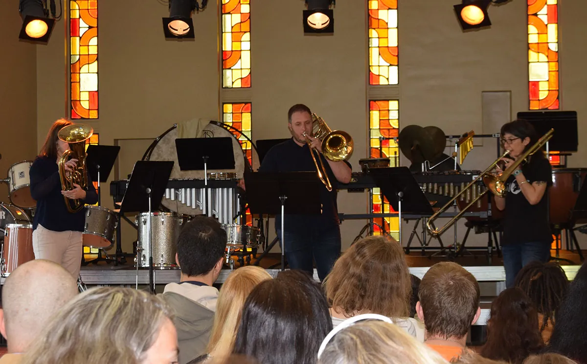 Un petit ensemble de cuivres réunissant trombones et tuba, vu de face — les auditions de juin 2024