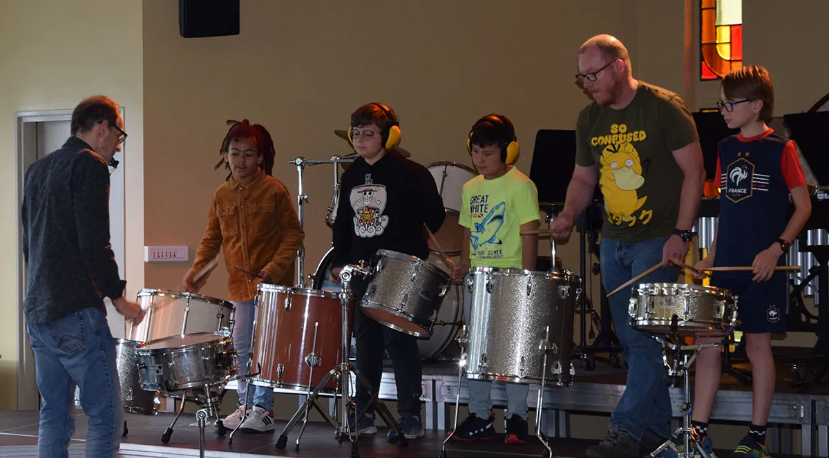 Des élèves jouant sur plusieurs instruments de percussion — les auditions de juin 2024