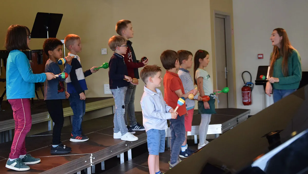 Des enfants en activité d’éveil musical avec petits instruments sonores — une audition d’éveil ou d’initiation musicale, juin 2024