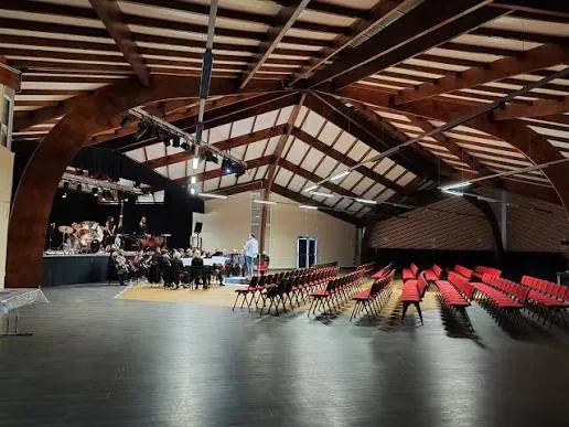 Salle du Centre culturel de Golbey avec scène et gradins
