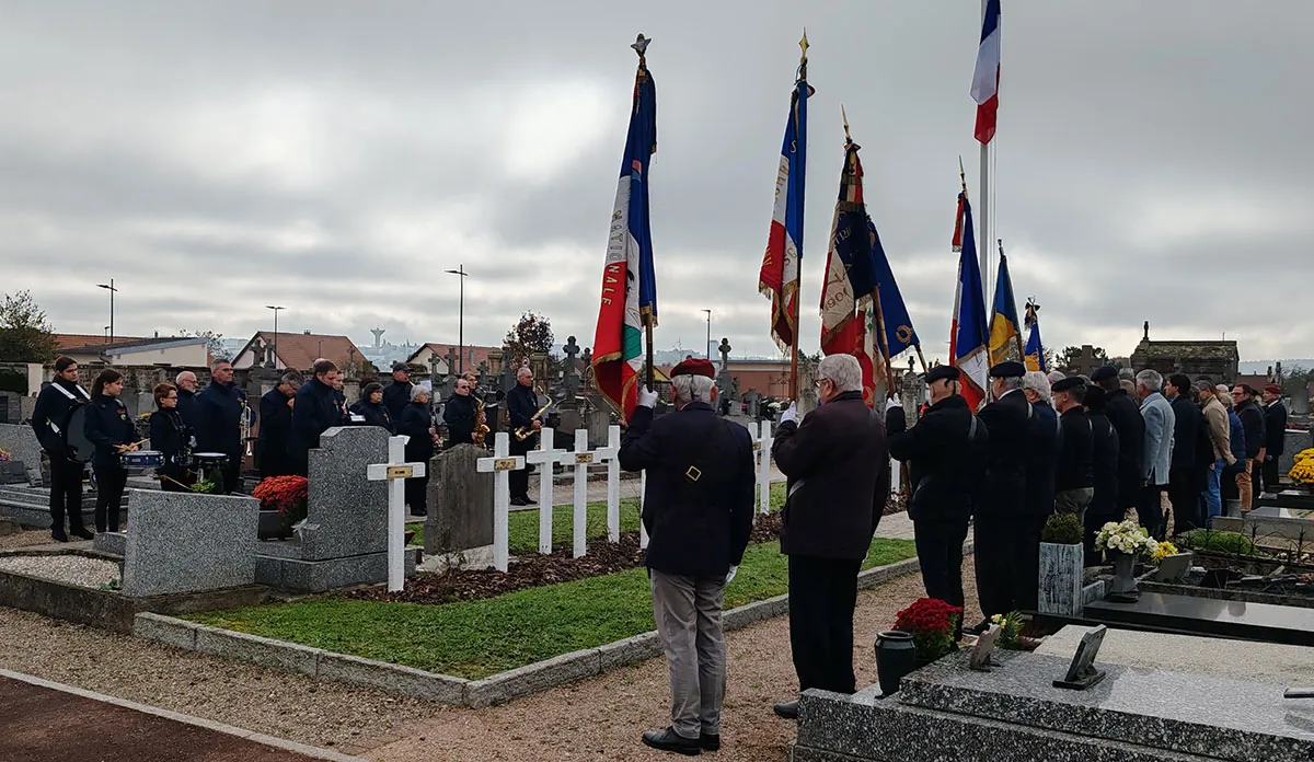 Porte-drapeaux au carré 1914-1918 du cimetière de Golbey