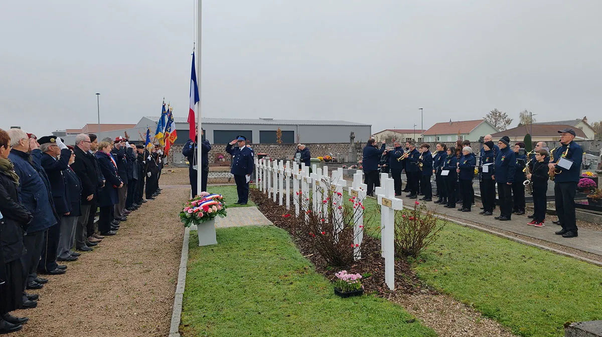 Participants alignés parmi les tombes militaires pour l’Armistice du 11-Novembre 2024 à Golbey