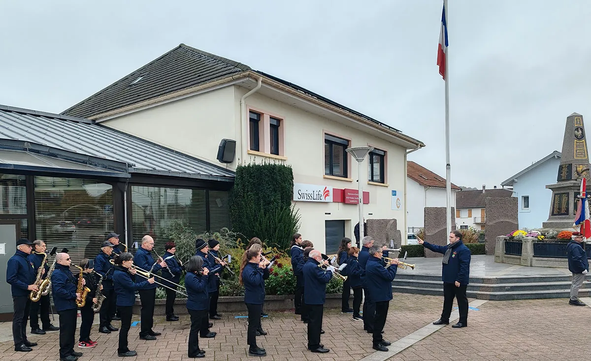 Orchestre d’harmonie jouant pendant la commémoration du 11-Novembre 2024 à Golbey