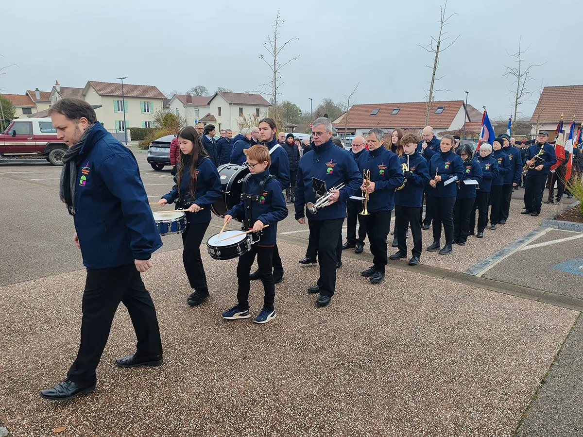 Musiciens et percussionnistes entrant au cimetière pour l’Armistice 2024 à Golbey