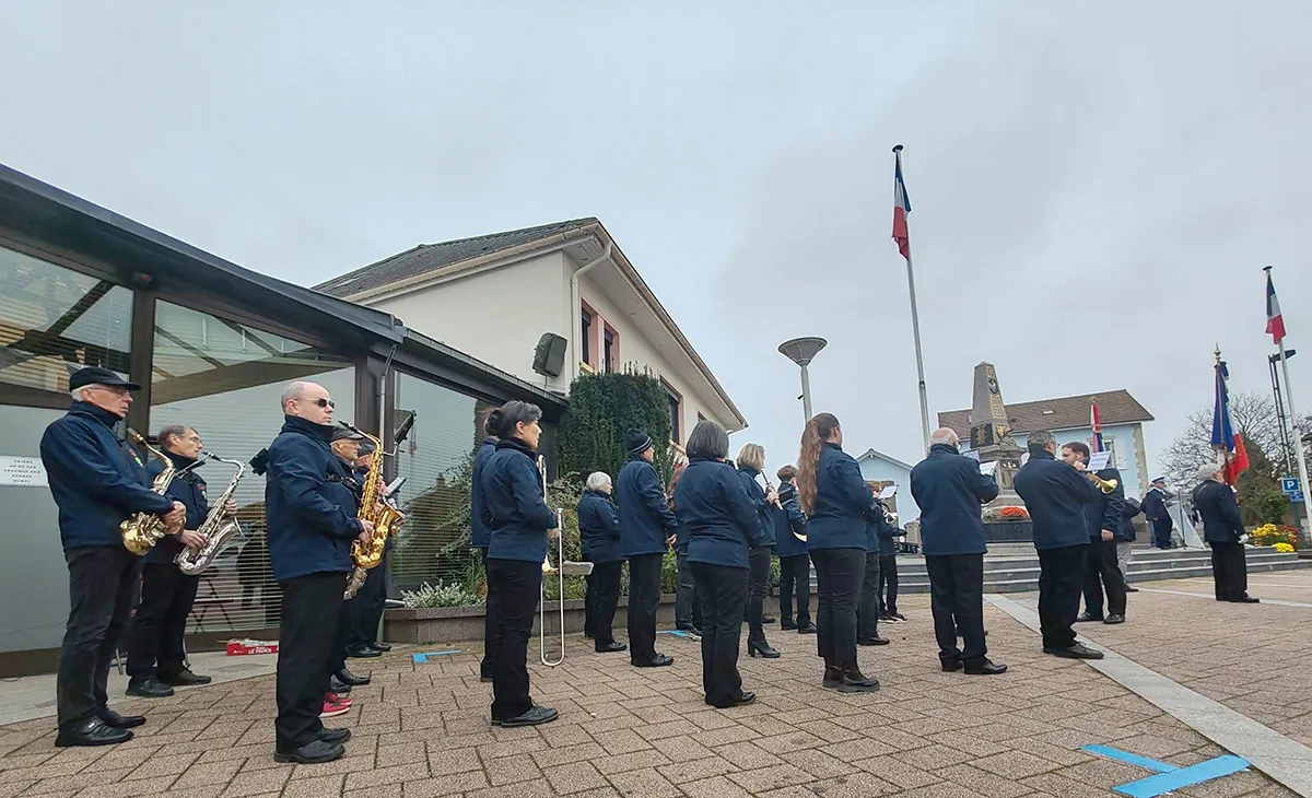 Musiciens et participants devant le monument aux morts pour l’Armistice 2024