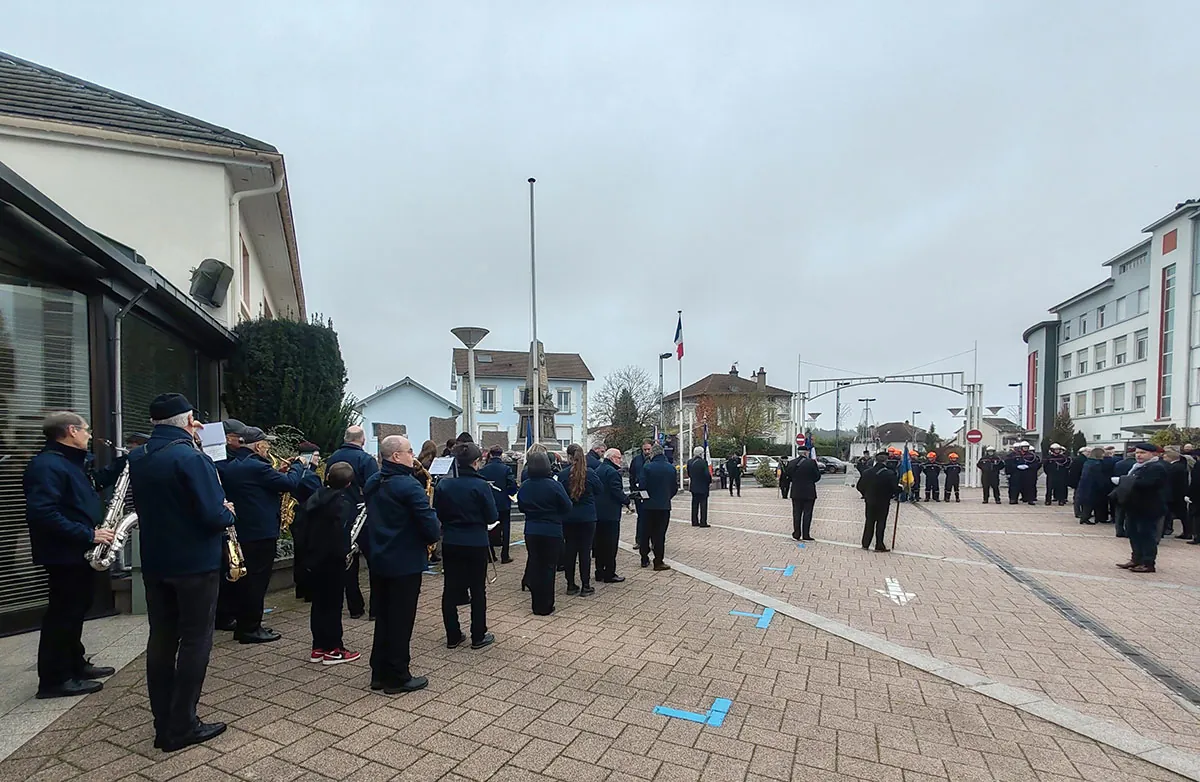 Orchestre d’harmonie vu de dos face à la cérémonie de l’Armistice 2024