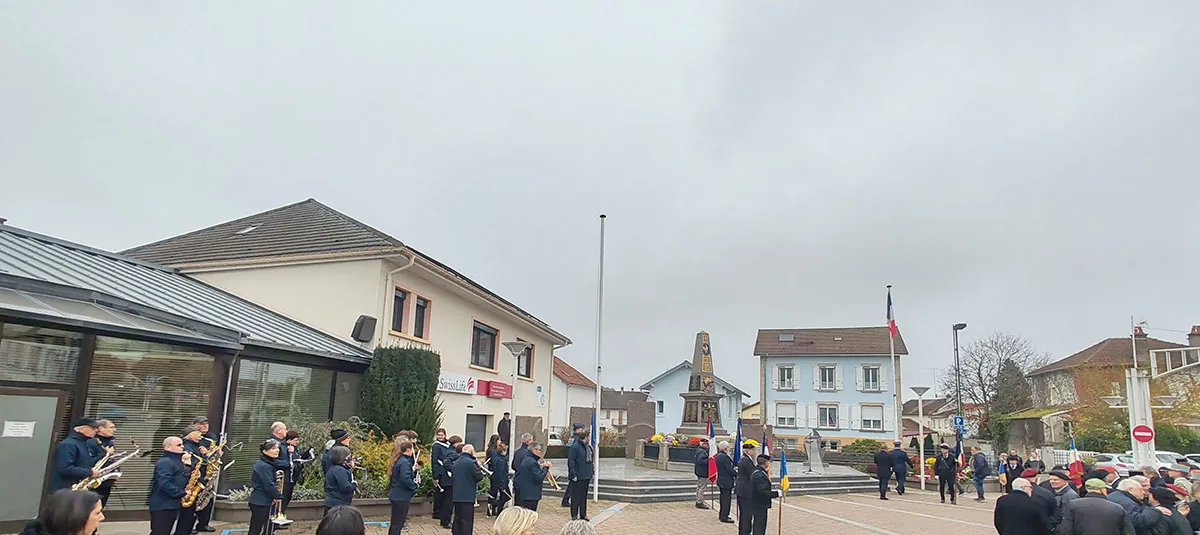 Vue générale de la musique et du monument aux morts à l’Armistice 2024