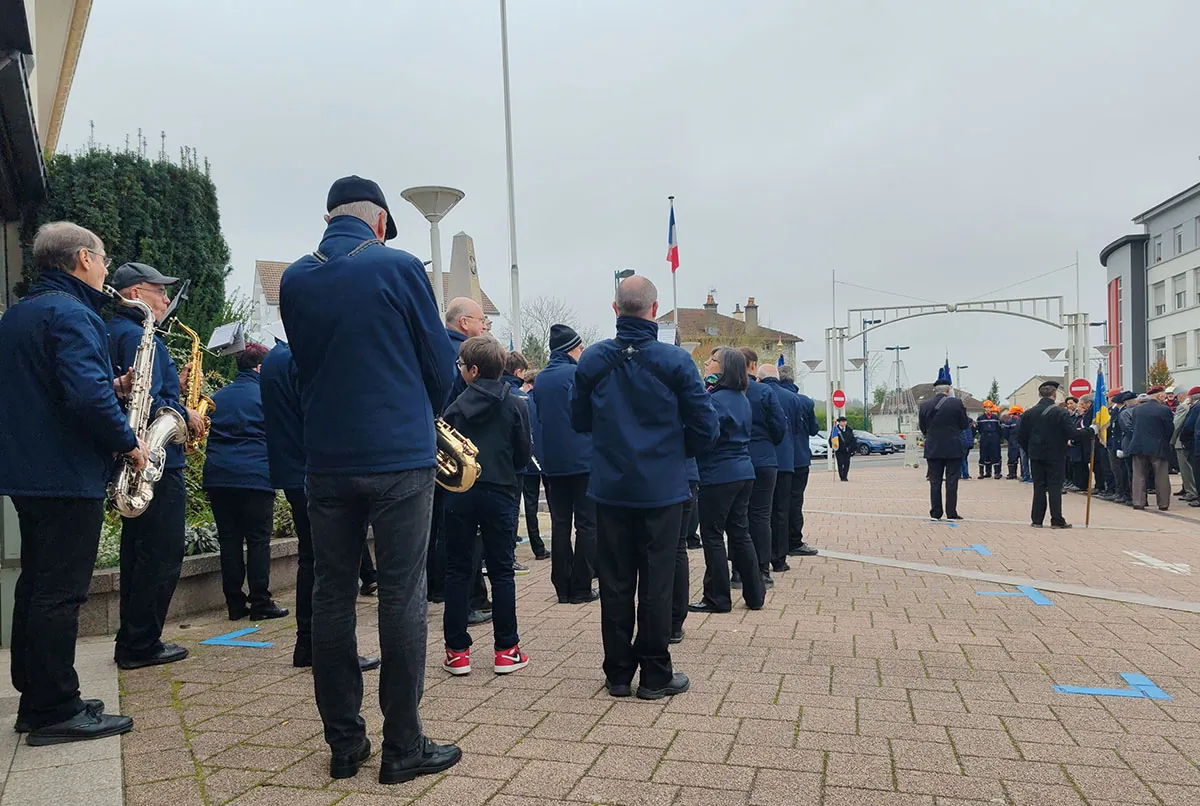 Musiciens de l’harmonie et participants réunis pour l’Armistice 2024 à Golbey