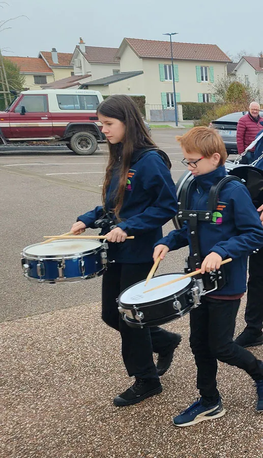 Percussionnistes à la caisse claire pendant l’Armistice 2024 à Golbey