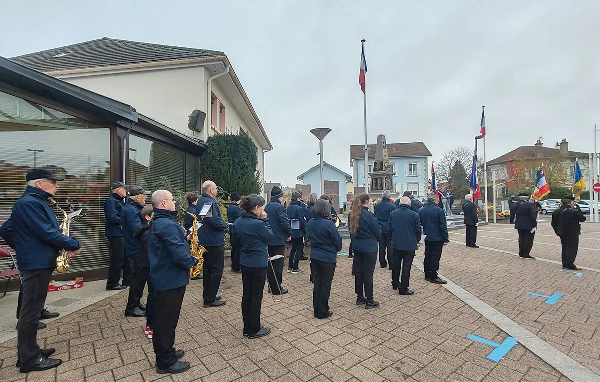 Musiciens et participants rassemblés place Jean-Alémani pour l’Armistice 2024