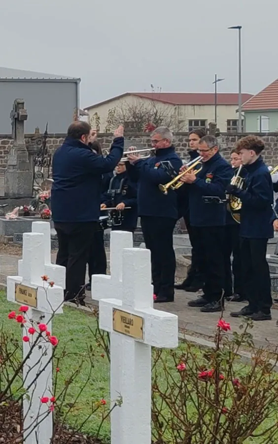 Musiciens exécutant les sonneries réglementaires au cimetière de Golbey