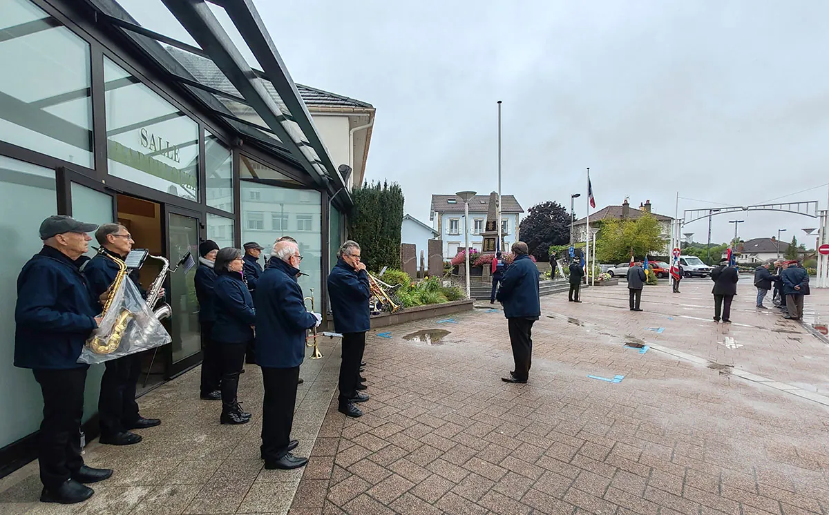 Musiciens alignés devant le public lors de la cérémonie de la Libération à Golbey