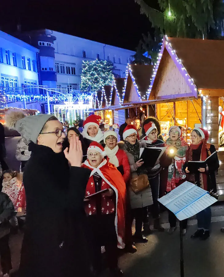 Cheffe de chœur — prestation chorale au marché de Noël de Golbey