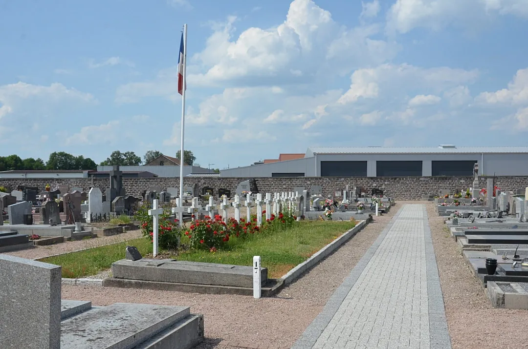 Allée du cimetière de Golbey