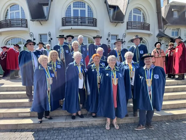 Membres de la Confrérie des Beignets Râpés en tenue de cérémonie