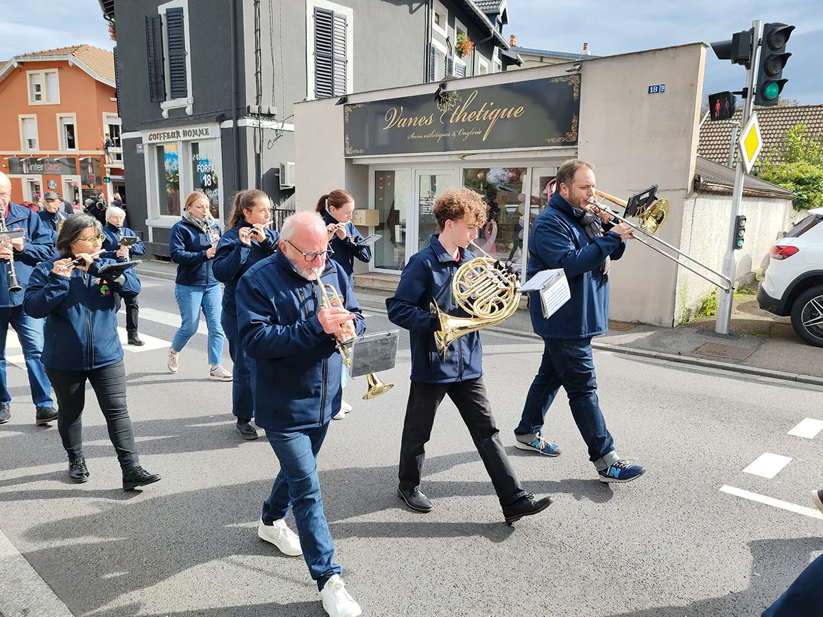 Des musiciens jouant du tuba et du trombone pendant le défilé de la Sainte-Fleur à Golbey