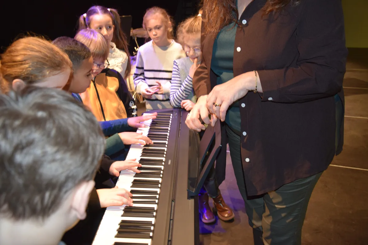 Enfants découvrant le piano avec une professeure