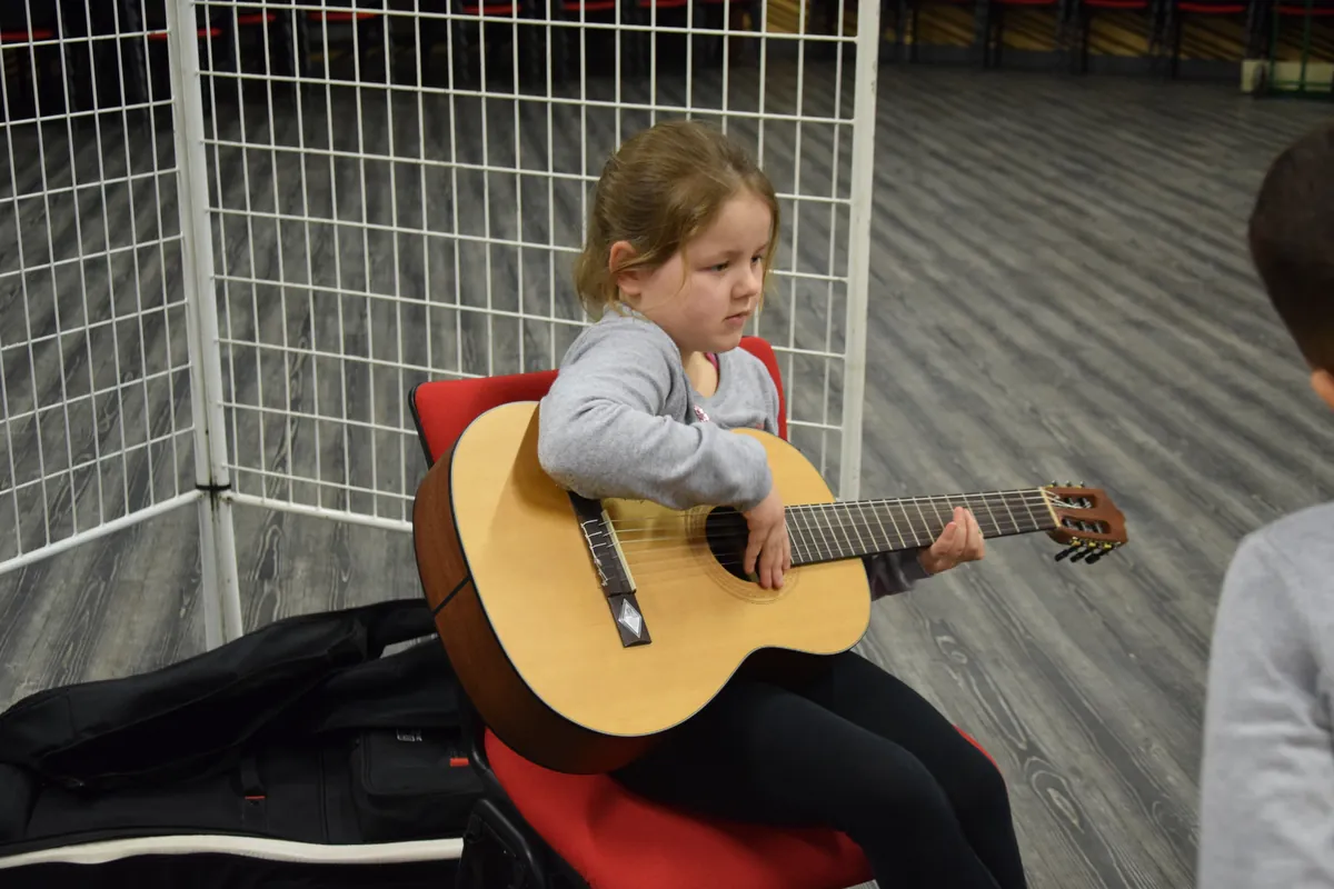 Jeune fille jouant de la guitare classique