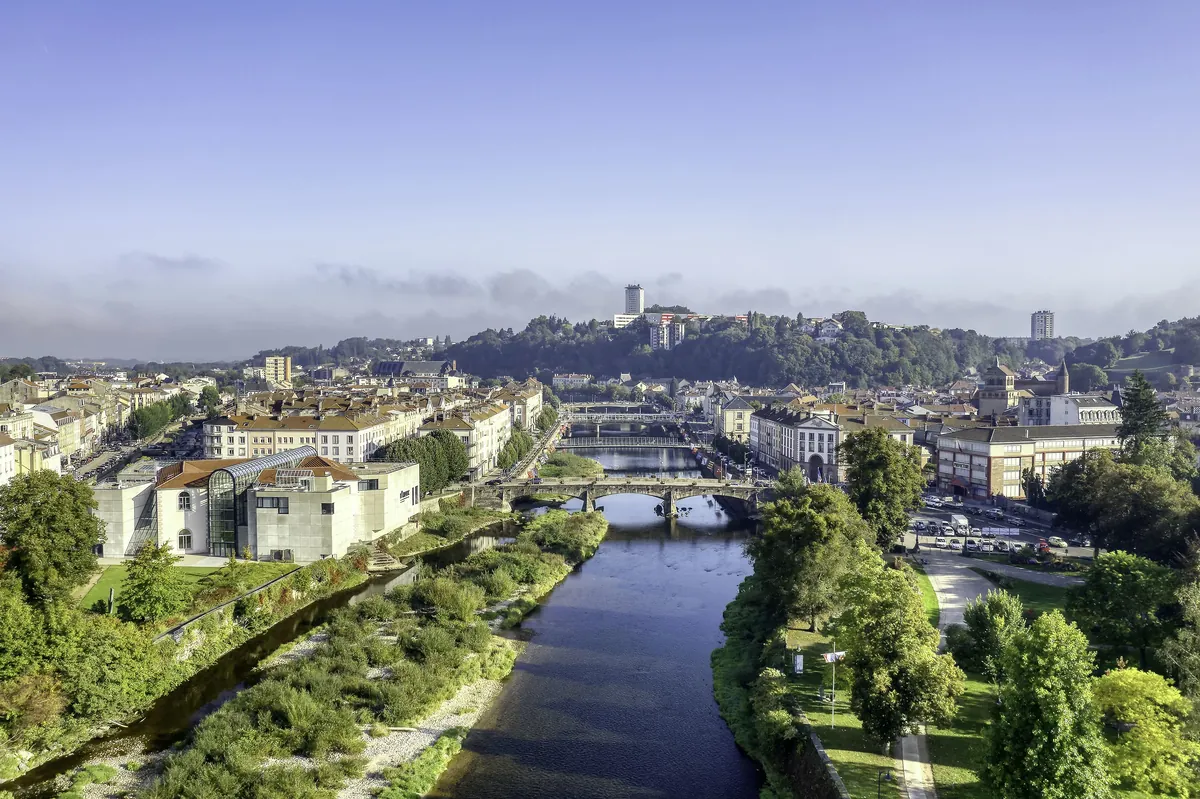 Vue aérienne d'Épinal et de la Moselle depuis les hauteurs de la ville