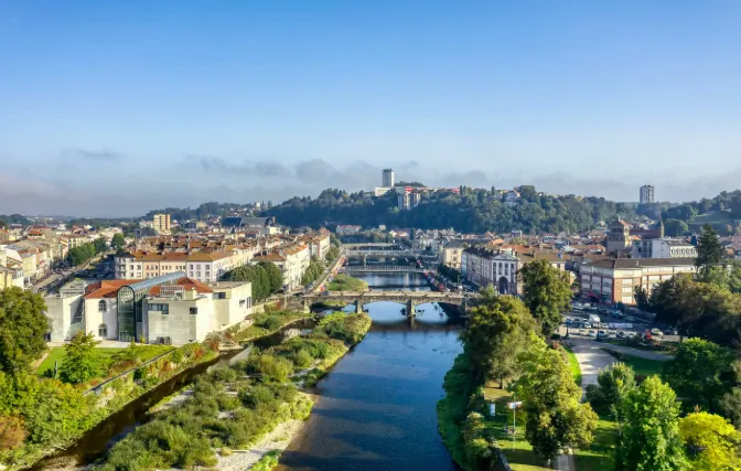 Centre d'Épinal traversé par la Moselle, vue aérienne rapprochée