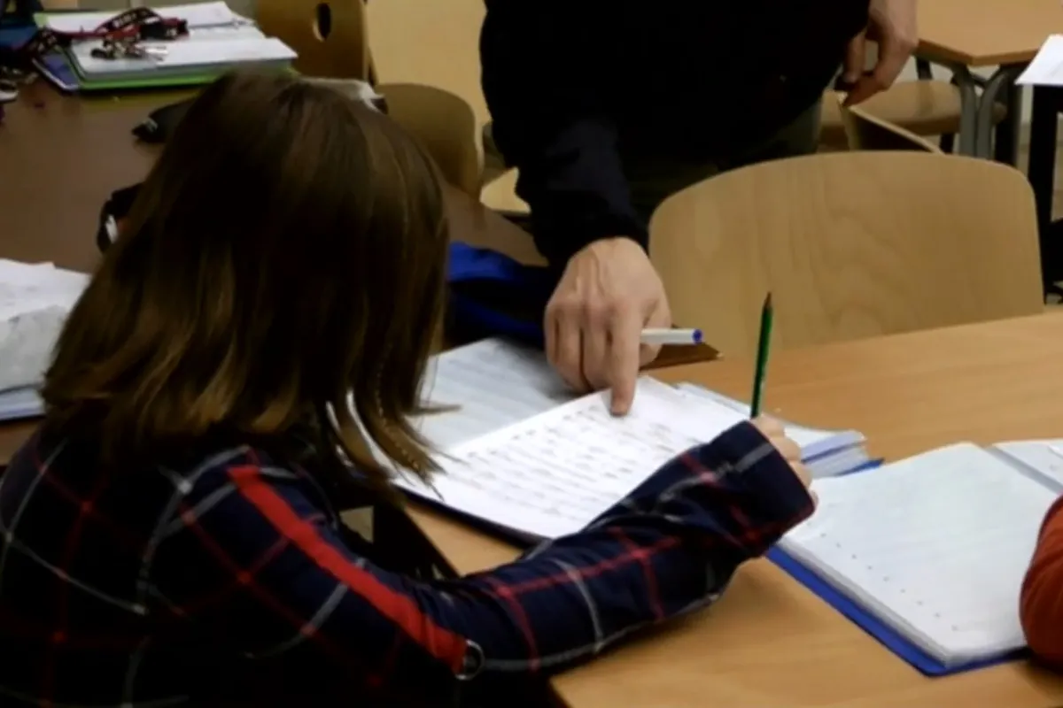 Élève travaillant une fiche de lecture de notes pendant un exercice de formation musicale