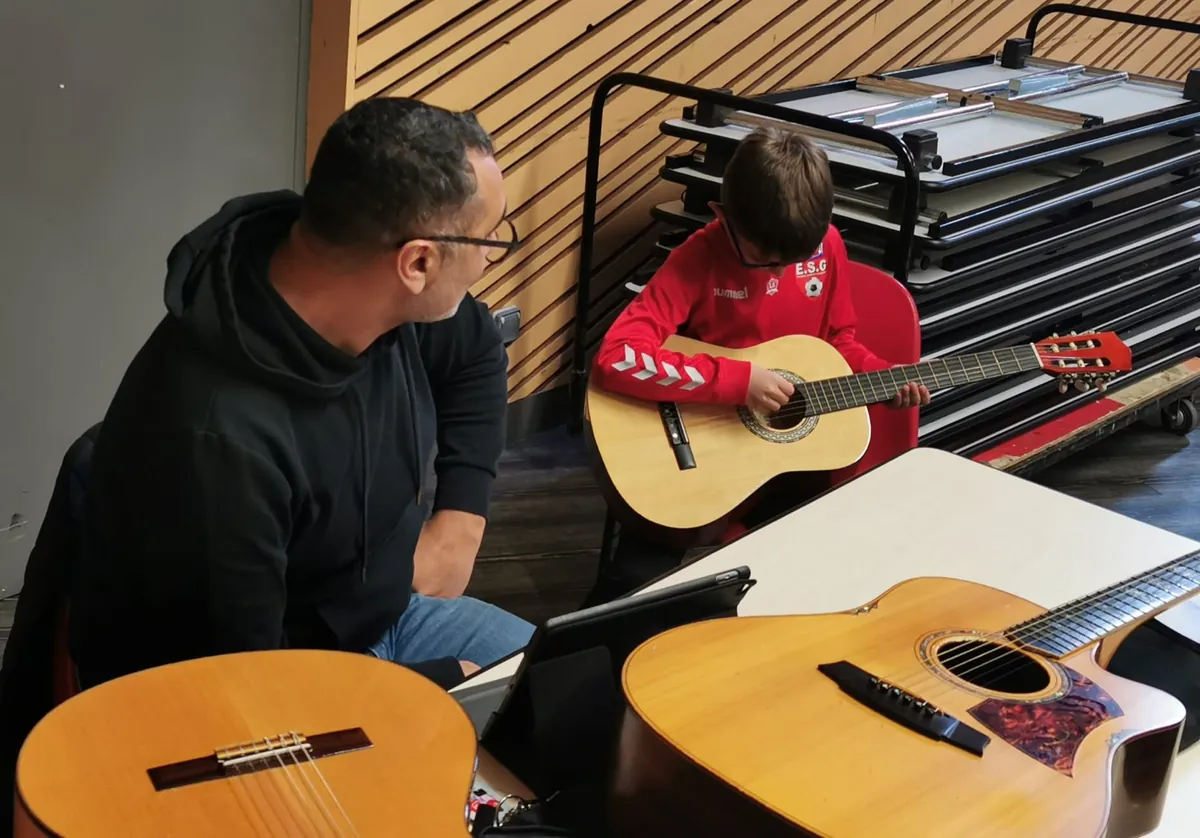Franck Zutterman accompagnant un jeune élève pendant un cours individuel de guitare