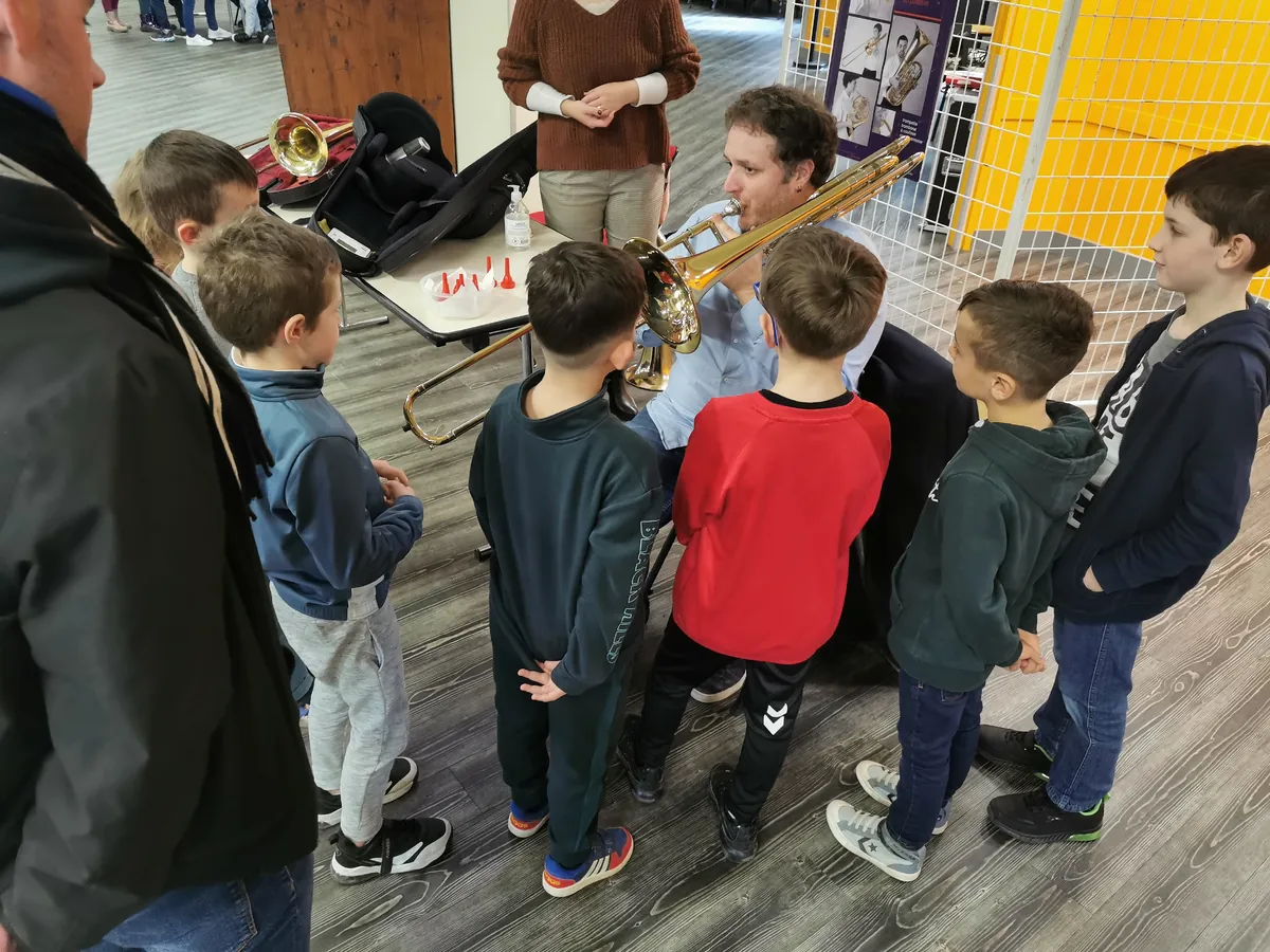 Groupe d’enfants découvrant le trombone lors d’un atelier instrumental