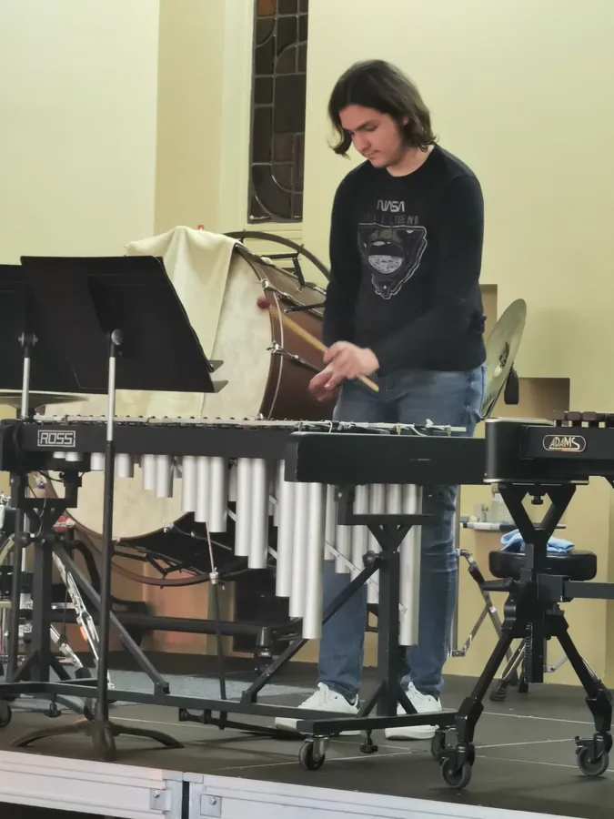 Jeune percussionniste jouant sur un clavier de percussion