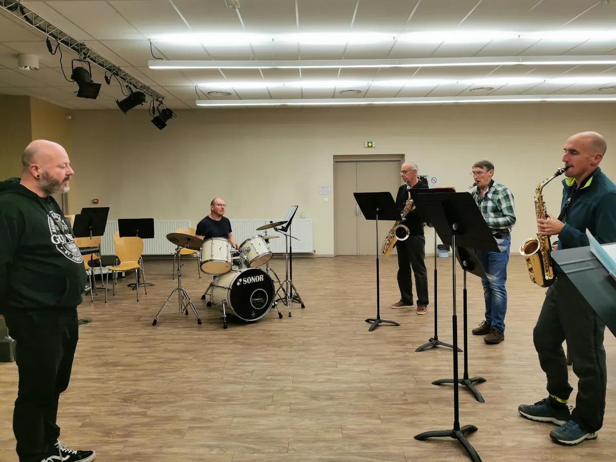 Musiciens de l’atelier jazz de Golbey en répétition avec saxophones et batterie
