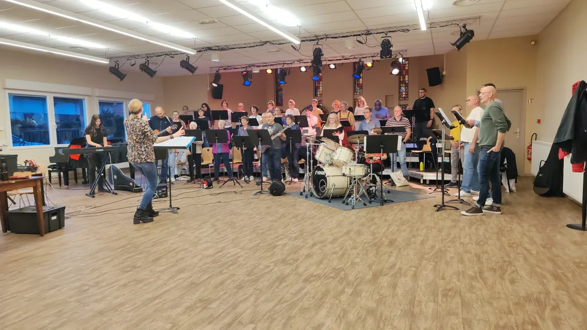 Chorale Coup de Chœur de Golbey en répétition avec piano et batterie