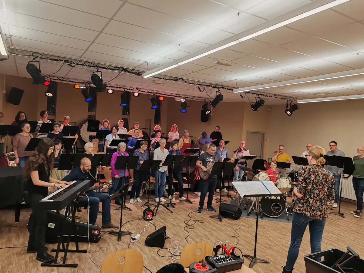 Chorale Coup de Chœur de Golbey répétant sous la direction de sa cheffe
