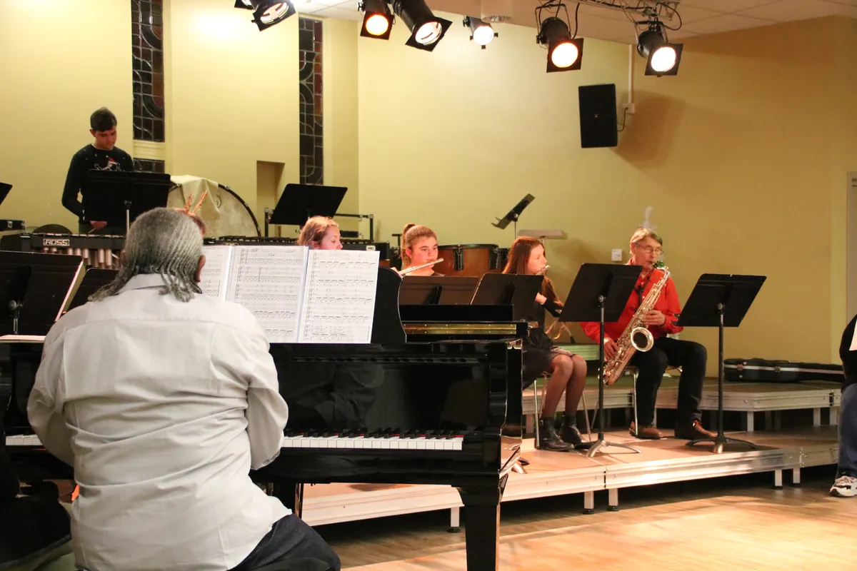 Petit ensemble instrumental accompagné au piano pendant une audition à Golbey