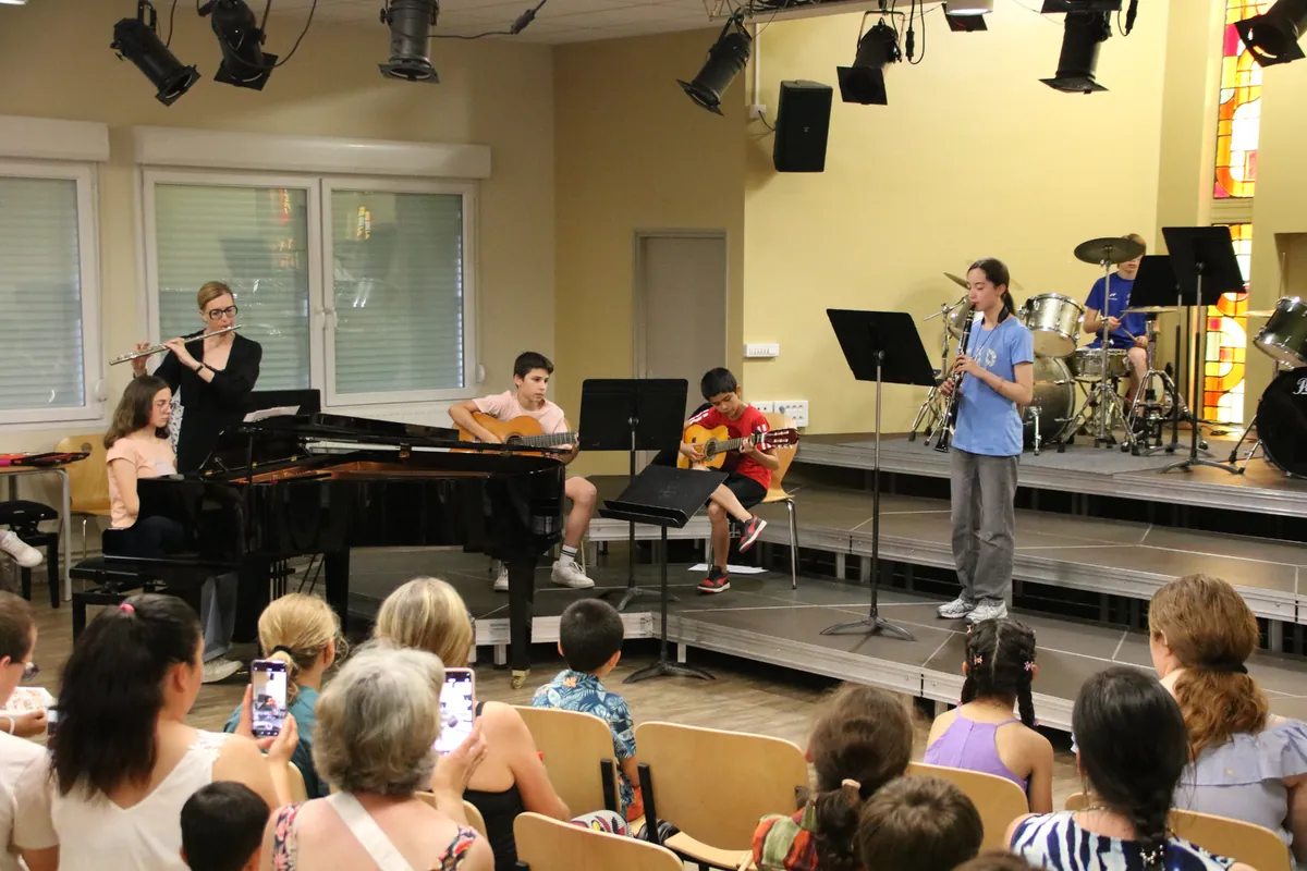 Cours de formation musicale pour adolescents avec piano, flûte et autres instruments