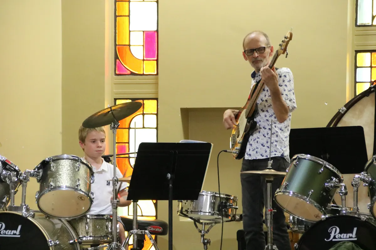 Jeune batteur avec son professeur lors d’une audition de l’école de musique
