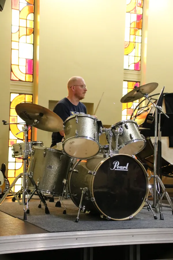 Batteur adulte jouant lors d’une audition à l’École de musique de Golbey