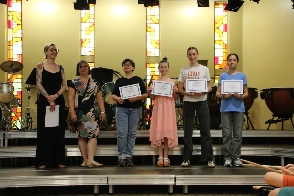 Groupe d’élèves diplômés avec l’équipe pédagogique de l’école de musique