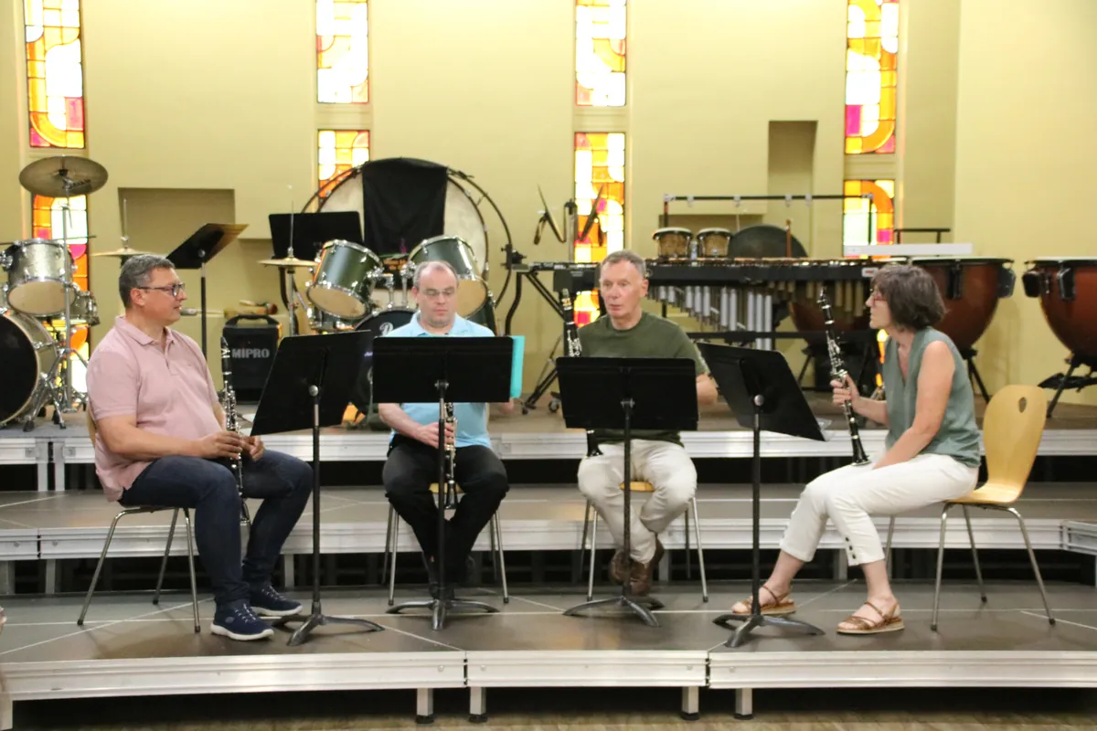 Petit ensemble de clarinettes jouant lors d’une audition